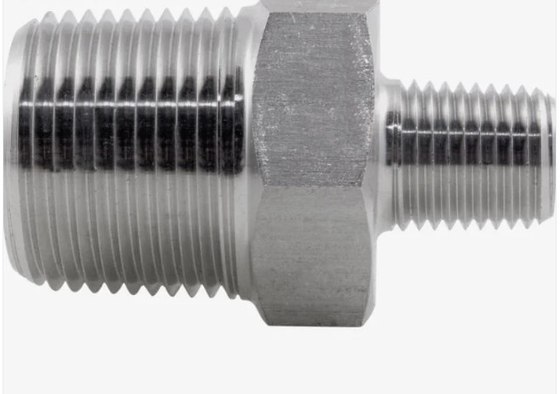 304 316Lはステンレス鋼の管付属品の男性の六角形のニップルの減力剤に通した